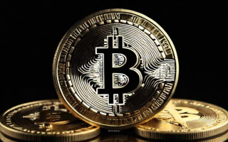 比特币的神秘面纱，它到底是什么？，比特币，这个在金融领域掀起波澜的术语，究竟是什么呢？它是由中本聪在2008年提出的加密数字货币，通过特定算法产生，具有去中心化、匿名性等特点。其总量有限，仅2100万个，这使得它成为一种稀缺资源。比特币的交易记录公开透明，但交易双方身份可匿名，且不受地域限制。它的价值波动巨大，引发了全球范围内的关注和讨论。有人视其为金融创新，有人则担忧其风险和不确定性。