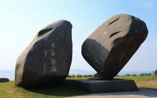 磐石与什么事物形成鲜明对比？